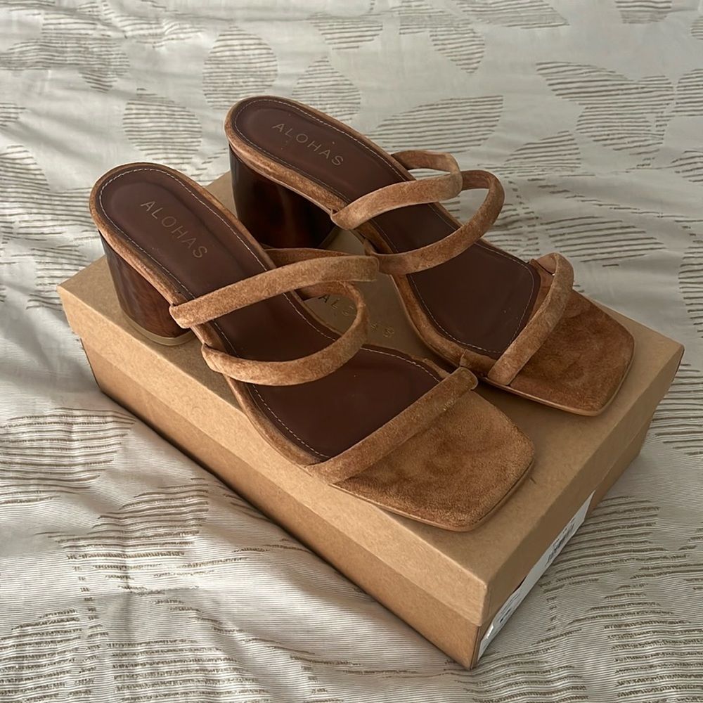 Never Worn Alohas Women’s Indiana Leather Sandals. Size 40 / 9. Brown suede.